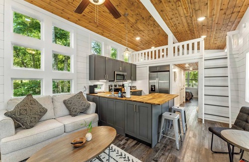 Menlo House | Pristine, Quaint Tiny Home! The Hemlock Hideaway