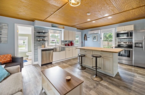 Weeki Wachee Gardens House | Pristine Waterfront Cottage - Home Away From Home!