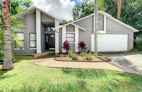Poinciana House | Private 4BR Bungalow with Screened pool large yard