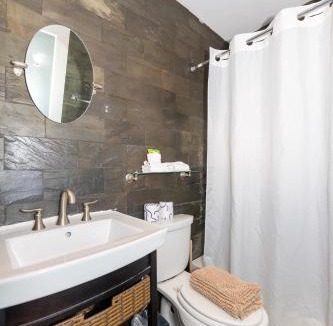 Almont Apartment | Private apartment Michigan avenue