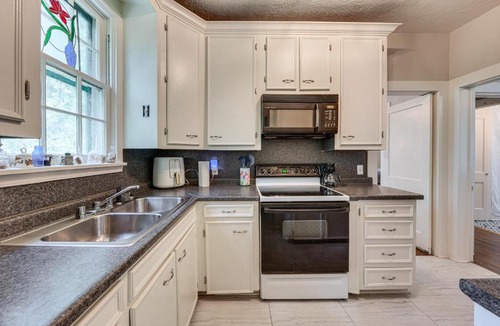 Noble House | Private Deck & Yard: Pet-Friendly Noble Getaway
