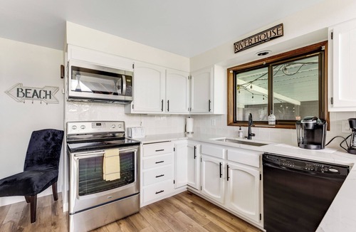 Cathlamet House | Private Dock! 'Escape on the River' in Cathlamet