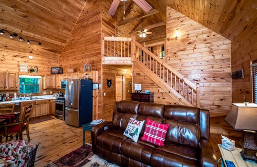 Walnut Mountain Cabin | Private Ellijay Log Cabin, Hot Tub, Fire Pit, Pet Friendly, Mins to Downtown