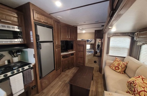 Wright House | Private Family Creekside RV Site+15 Min drive to Beach. Fenced Parking Lot