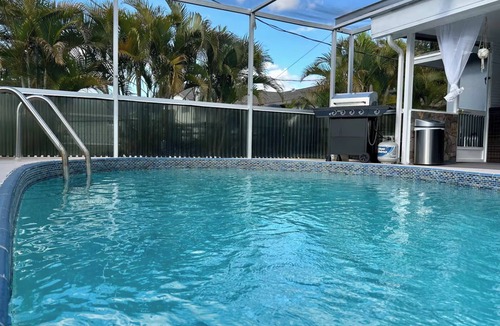 San Carlos Park House | Private Heated Pool + BBQ 3BR Fort Myers Getaway Near Beaches