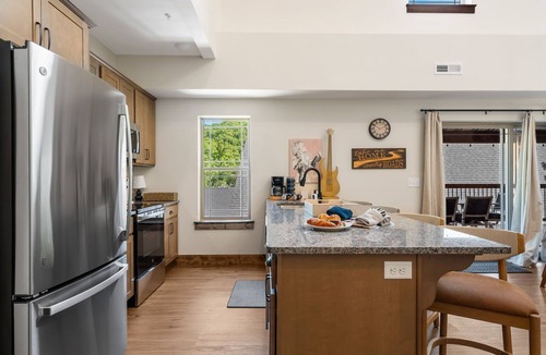 Branson House | Private Hot Tub Cabin with Country Music Decor, Community Pools & Free Tickets Near Table Rock