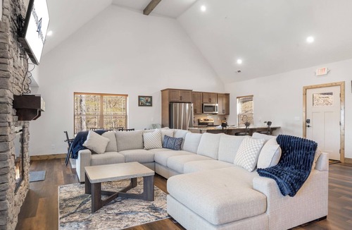 Branson House | Private Hot Tub & Firepit with Water Views, Community Indoor Pool & Daily Attraction Tickets
