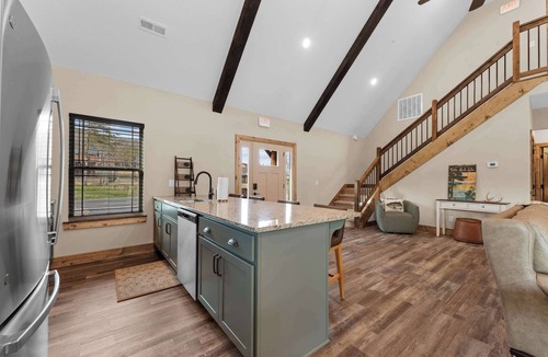 Branson Cabin | Private Hot Tub! Fire Pit! Tall Timbers!