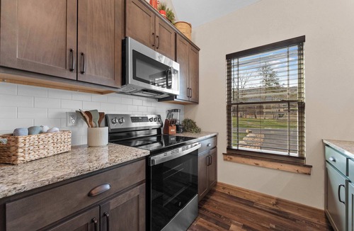 Branson Cabin | Private Hot Tub! Fire Pit! Tall Timbers!