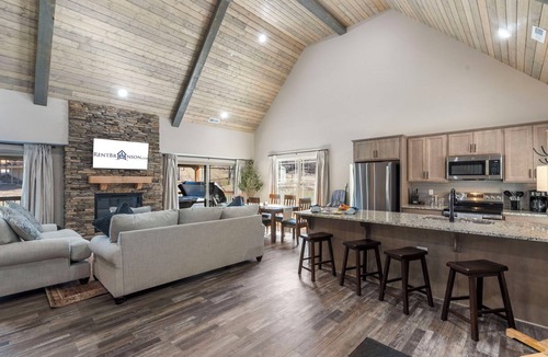 Branson House | Private Hot Tub on Expansive Deck with Water Views, Free Tickets & Community Indoor Pool