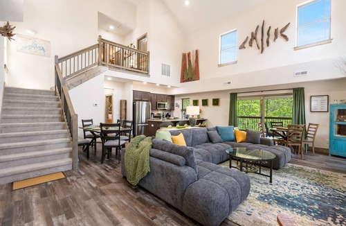 Hollister House | Private Hot Tub Premium Lodge with Water View, Community Pool & Free Tickets Near Table Rock