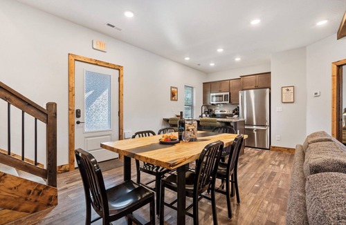Hollister Cabin | Private Hot Tub Retreat with Arcade, Free Tickets, Indoor & Outdoor Pools Near Thunder Ridge