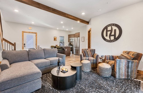 Hollister Cabin | Private Hot Tub Retreat with Arcade, Free Tickets, Indoor & Outdoor Pools Near Thunder Ridge