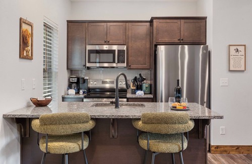 Hollister Cabin | Private Hot Tub Retreat with Arcade, Free Tickets, Indoor & Outdoor Pools Near Thunder Ridge
