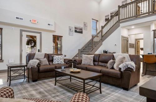 Hollister House | Private HotTub-Minutes to Table Rock & Thunder Ridge-Free Attraction Tickets
