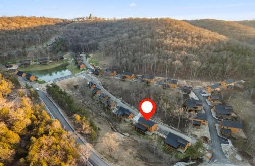 Hollister House | Private HotTub-Minutes to Table Rock & Thunder Ridge-Free Attraction Tickets
