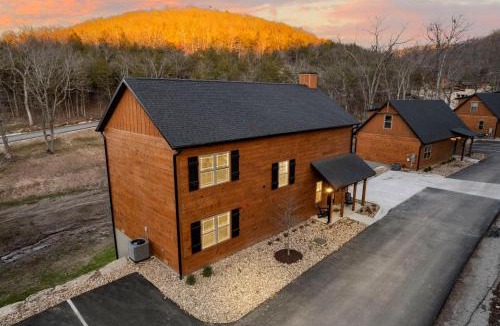 Hollister House | Private HotTub-Minutes to Table Rock & Thunder Ridge-Free Attraction Tickets
