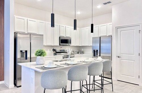 Florida Central Atlantic Coast House | Private Jacuzzi, Pool, BBQ, Summer Kitchen, Themed rooms, PS5 & Free Club access
