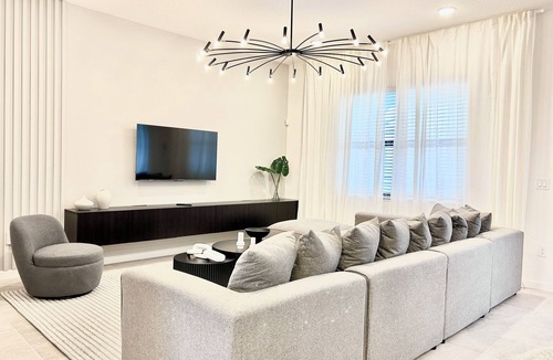 Florida Central Atlantic Coast House | Private Jacuzzi, Pool, BBQ, Summer Kitchen, Themed rooms, PS5 & Free Club access
