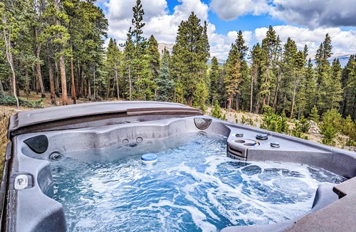 Valley of the Sun Cabin | Private, Mountain Views, Large Deck, Hot Tub - Alpenhaus