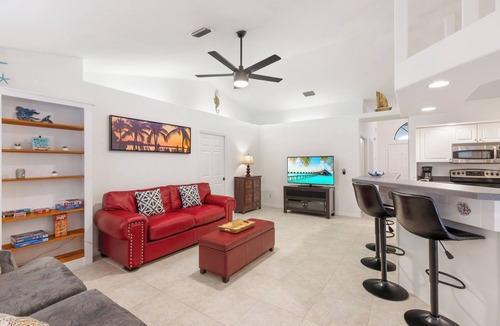 Sebastian Highlands House | ☆☀︎❀Private Oasis! Heated Pool, Fenced Yard, Poolside Bathroom, Mins to Beach!