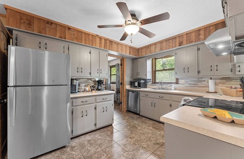 Branson House | Private Pickleball Court, Sauna, Hot Tub, Heart of Branson, Sleeps 13!
