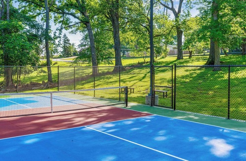 Branson House | Private Pickleball Court, Sauna, Hot Tub, Heart of Branson, Sleeps 13!