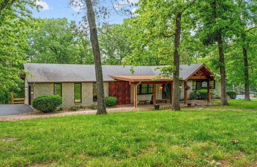 Branson House | Private Pickleball Court, Sauna, Hot Tub, Heart of Branson, Sleeps 13!