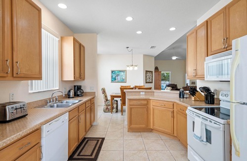 Crystal Cove Villa | Private Pool and Jacuzzi-Close to Disney Parks!