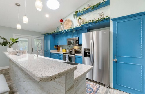 Palm Bay House | Private Pool - Bright Spacious Home Business or Family, 25 Min to Beach