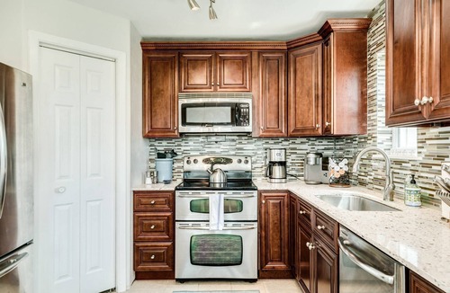 Jamaica Beach House | PRIVATE POOL | JAMAICA BEACH | 3 mins from Beach | Bay Views | Huge Decks | Grill | Furnished Patio