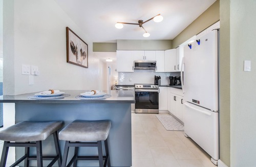 Seminole House | Private Pool Newly Renovated 5 mins to the Beach