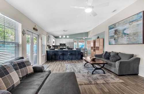 Gulf Breeze House | 🏖️Private Pool-Pet Friendly-Tiki Bar-3BR Village Oasis