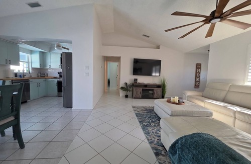 South Venice House | Private Pool Retreat-2BR/2BA Minutes to Venice, Caspersen & Manasota Key Beaches