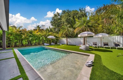 Buena Vista House | Private Pool Villa Wynwood BBQ Grill