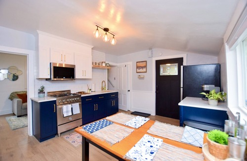 Berkeley Cottage | Private Remodeled Berkeley/Tennyson Guest House with a 93 Walk Score