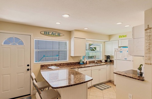 Siesta Key Hotel | Private Resort Across street from beach