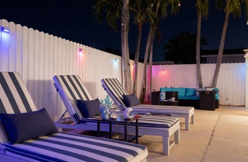 Richmond West House | 🌴 Private Resort-Style 9 guests Luxury Backyard w/Pool, Firepit, Lounge, Games