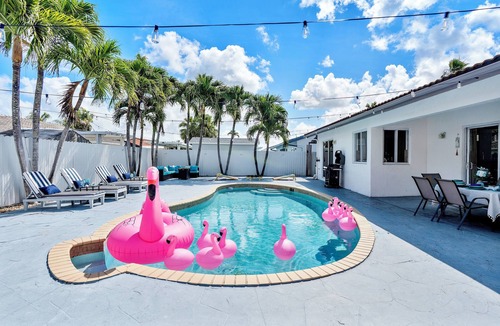 Richmond West House | 🌴 Private Resort-Style 9 guests Luxury Backyard w/Pool, Firepit, Lounge, Games
