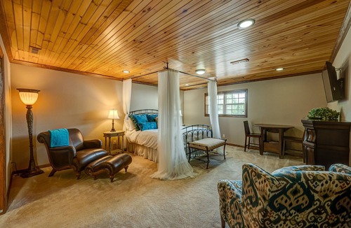 Blue Ridge Cabin | Private Romantic Suite at Willow Creek Falls Lodge