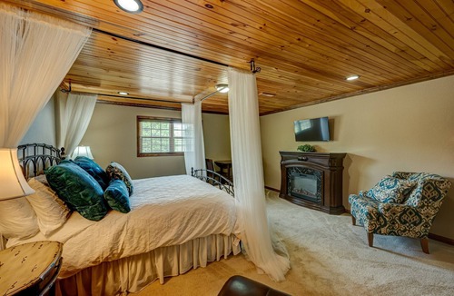 Blue Ridge Cabin | Private Romantic Suite at Willow Creek Falls Lodge