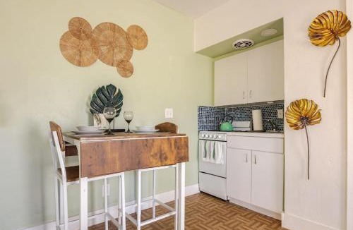 Royal Poinciana House | Private Studio Retreat Patio Near Beach