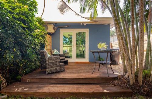 Royal Poinciana House | Private Studio Retreat Patio Near Beach