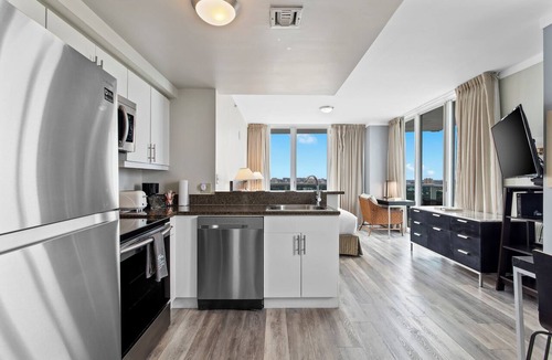 Coconut Grove Hotel | Private Studios with Free Parking at Coconut Grove Hotel