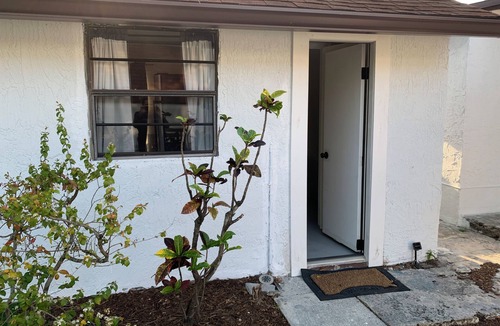 Melbourne Cottage | Private Tiny-Home, bath, mini kitchen, twinbed, desk, micro, FIT, MLB, 3m2 beach