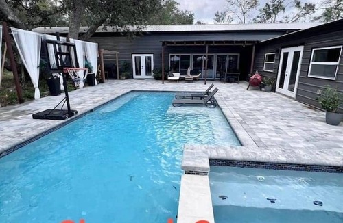 Lutz House | Purple Rain/Pop Culture 2bd 2bth Luxury Pool Hot Tub