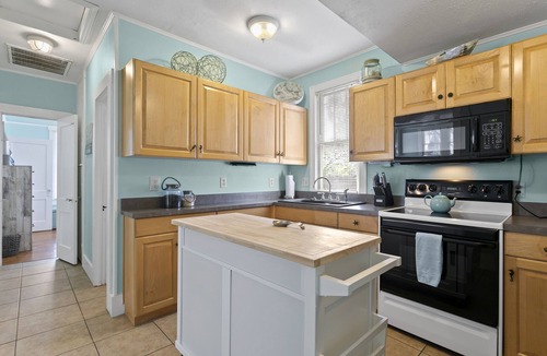 Downtown Dunedin Cottage | Quaint Bungalow just off Main Street!