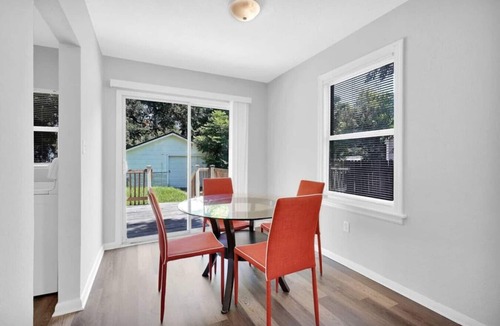 Lakeshore South House | ~Quaint Bungalow Sleeps 6 Near Stadium~