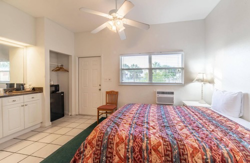 Everglades City Hotel | Quaint, Lakeside Economy Hotel Room