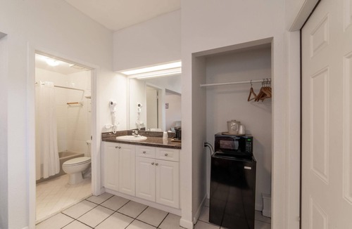 Everglades City Hotel | Quaint, Lakeside Economy Hotel Room